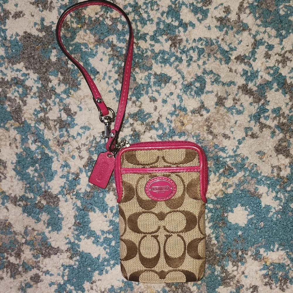 NWOT Coach Brown & Pink Signature Cigarette Camera Case Wristlet With Strap - Picture 2 of 7